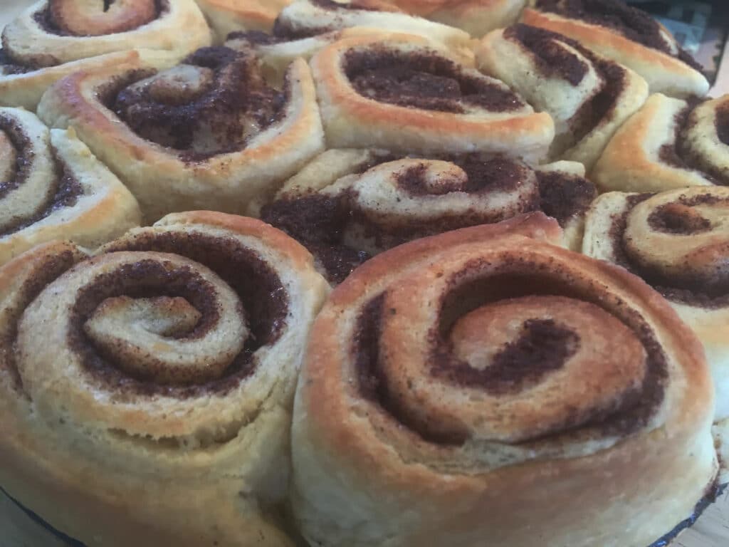 Kanelsnegle med masser afyld bagt i springform